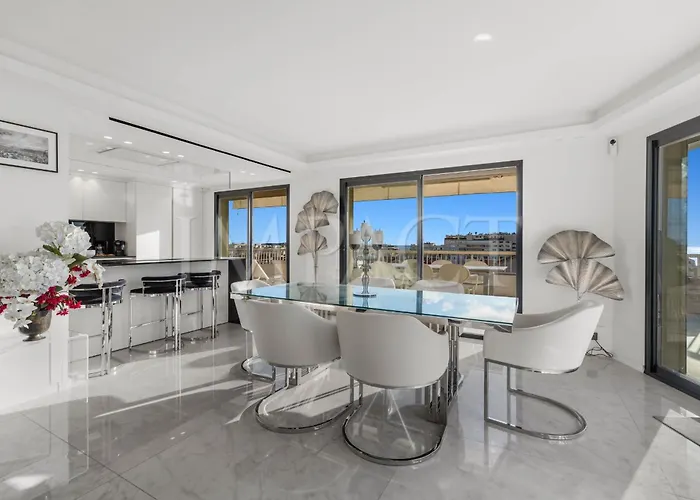 Ref 2027 - Centre - For Rent *