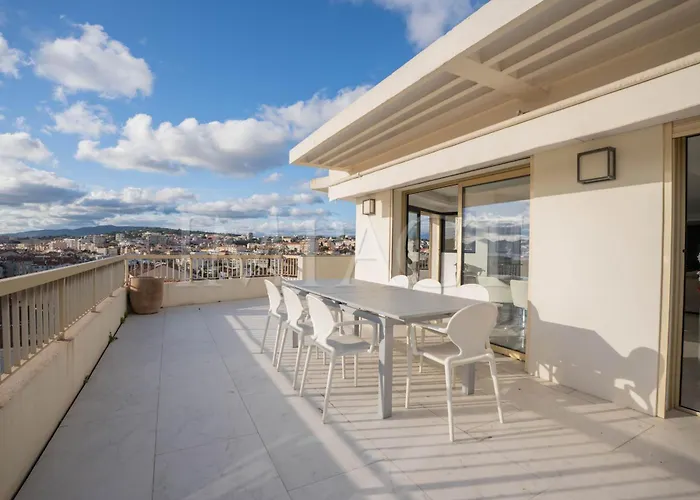 Ref 2027 - Centre - For Rent